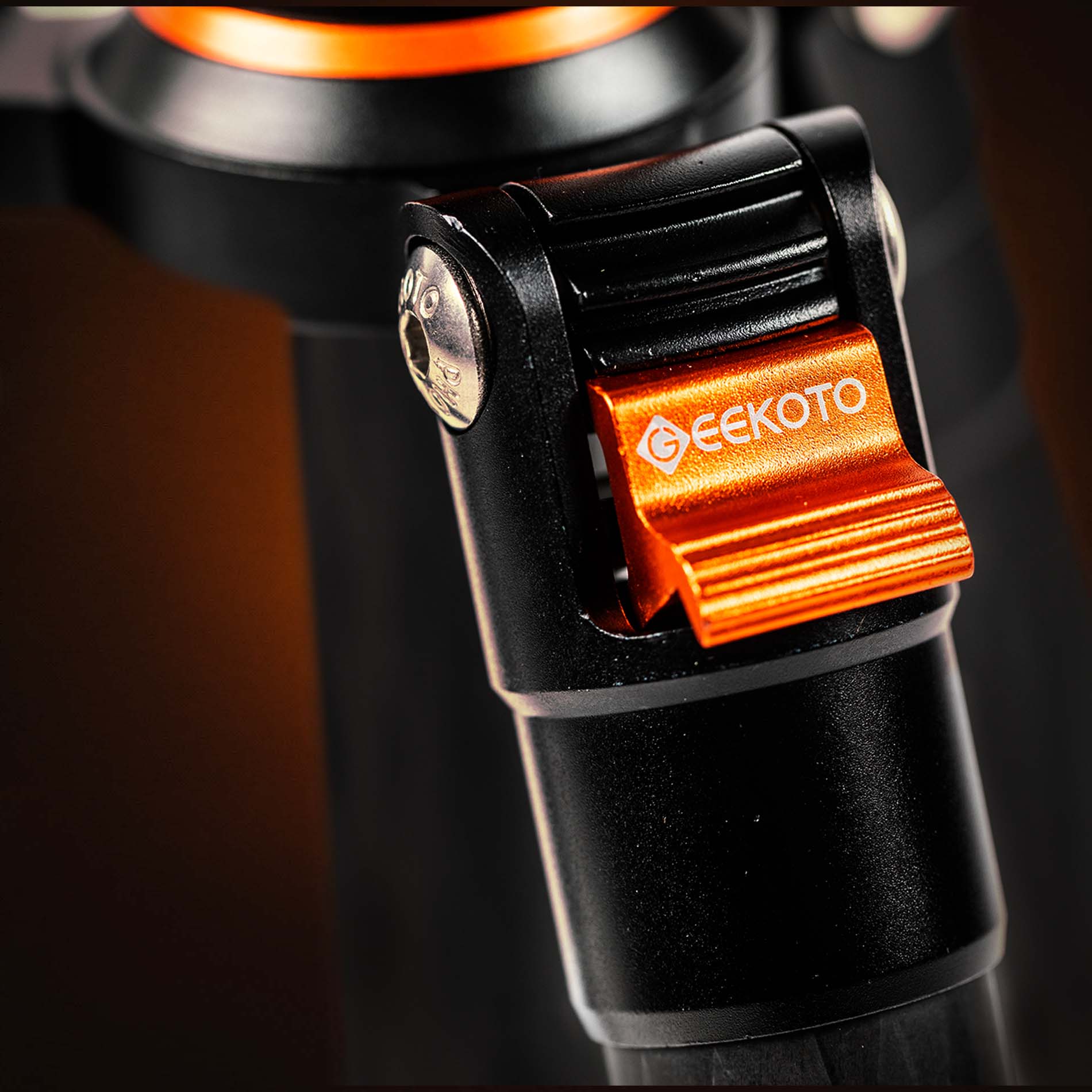 CT28X 84-Inch Carbon Fiber Camera Tripod | Geekoto