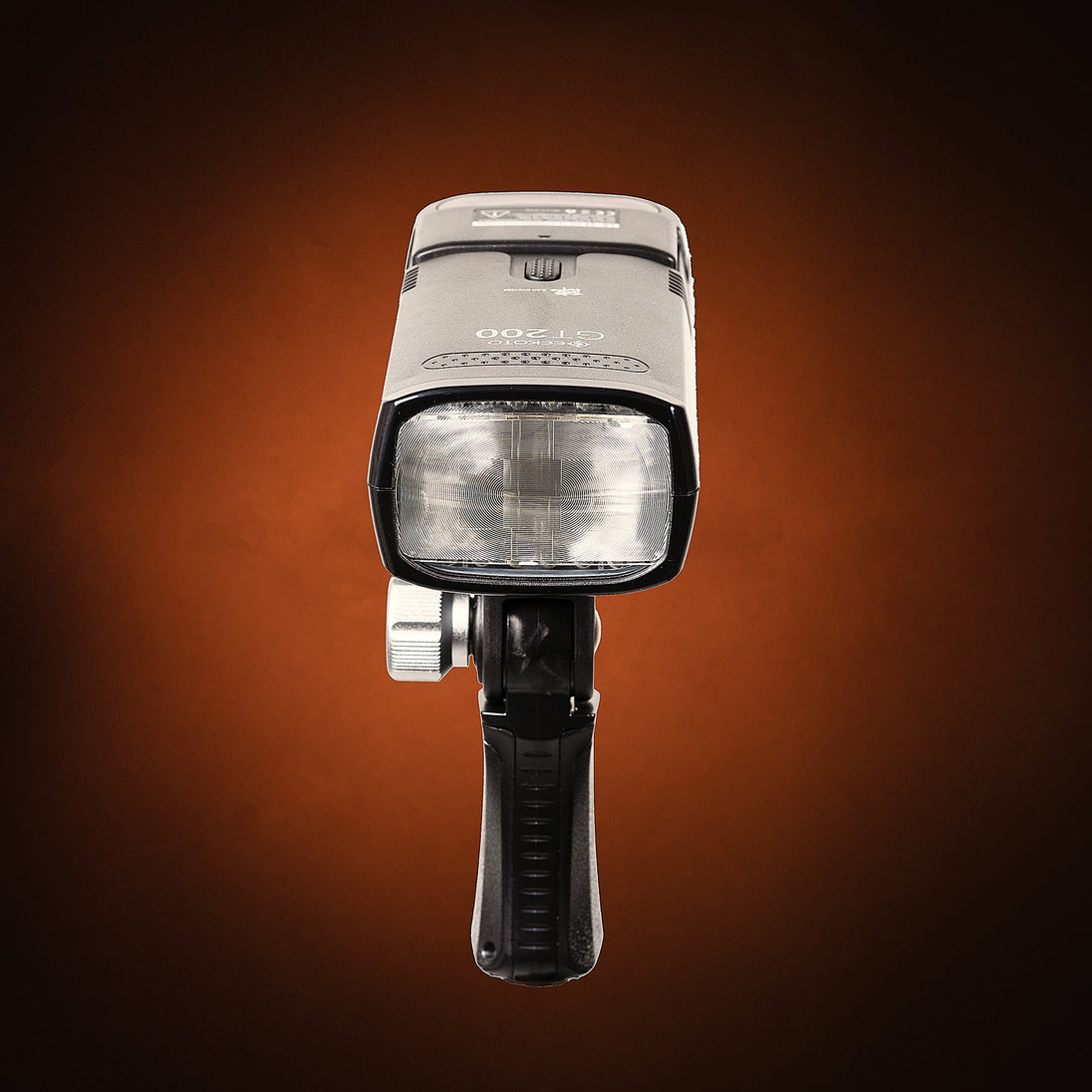 Geekoto GT200 200Ws TTL off-camera flash front view