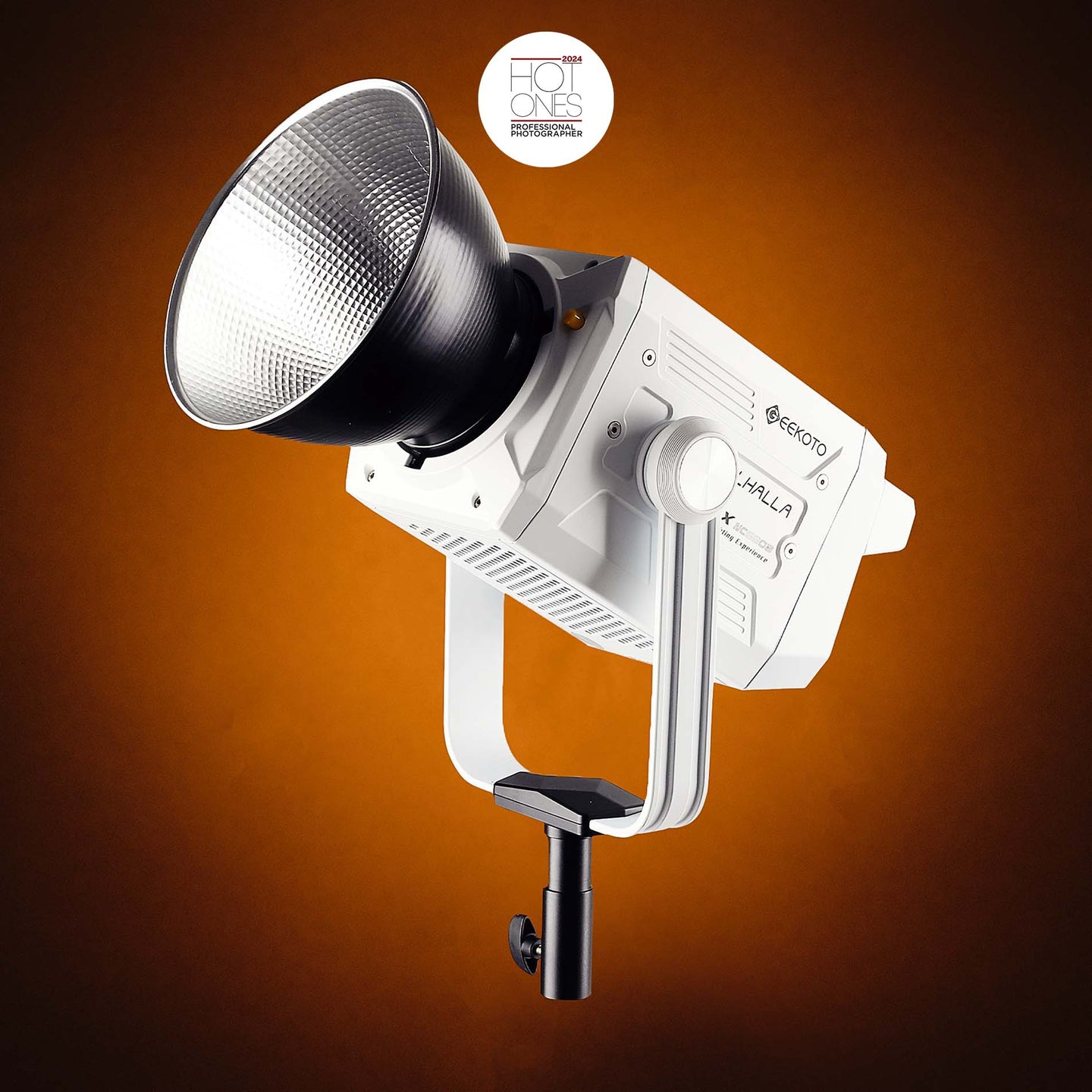 Geekoto NC660 Valhalla COB LED light with reflector attached